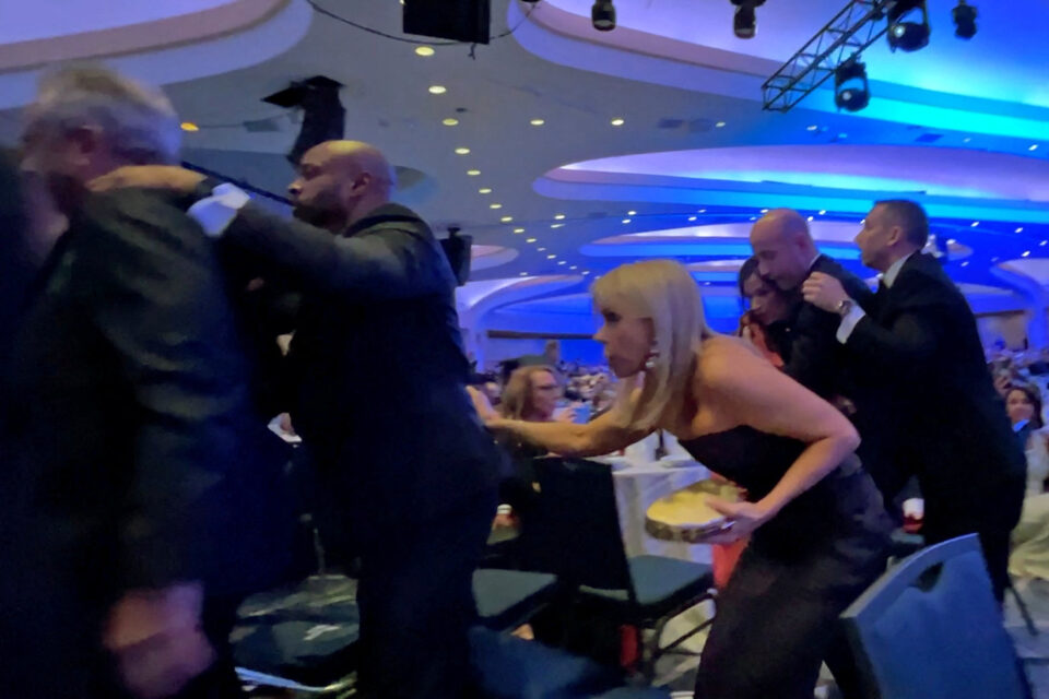 Πώς το μεγαλύτερο ετήσιο δείπνο της Ουάσιγκτον μετατράπηκε σε χάος — και τόπο εγκλήματος-3