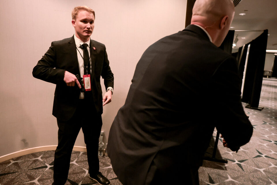 Πώς το μεγαλύτερο ετήσιο δείπνο της Ουάσιγκτον μετατράπηκε σε χάος — και τόπο εγκλήματος-7