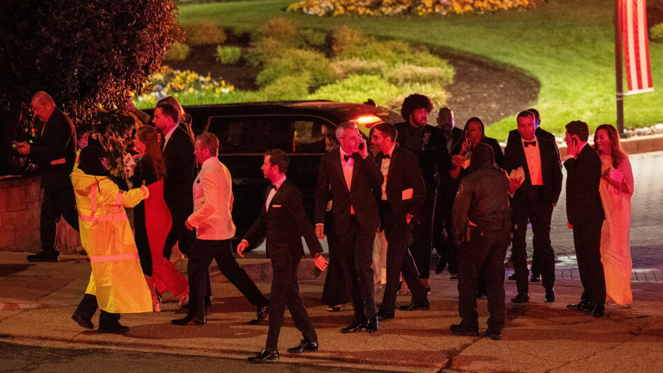 «Στημένο», εικόνες ΑΙ και… ταξίδι στον χρόνο: Η συνωμοσιολογία μετά την επίθεση στο δείπνο των ανταποκριτών-2