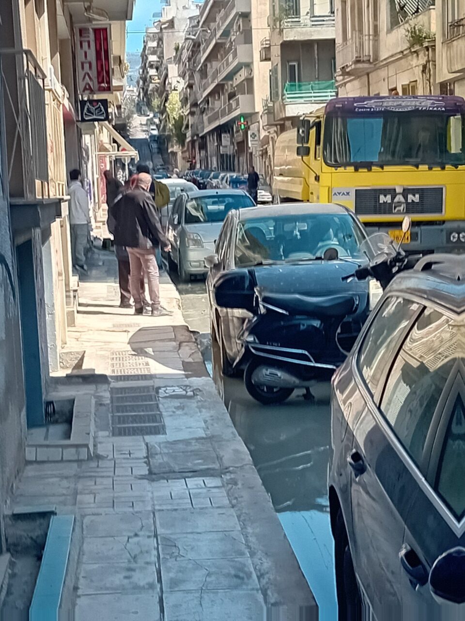 Κυψέλη: Νέα διαρροή λάσπης σε υπόγειο κατοικίας (εικόνες)-1