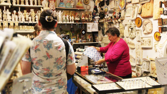 τουρισμός-σύννεφα-πάνω-από-τη-συνοικί-564171205