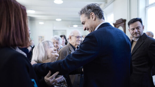 επίσκεψη-μητσοτάκη-στο-γηροκομείο-αθ-564168538