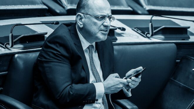 πτυχία-και-γαλάζια-διαβατήρια-564181210