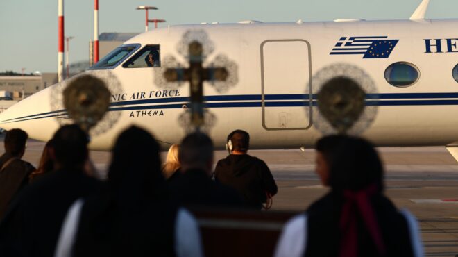 αγιο-φως-με-ειδικές-πτήσεις-η-μεταφορά-564168394