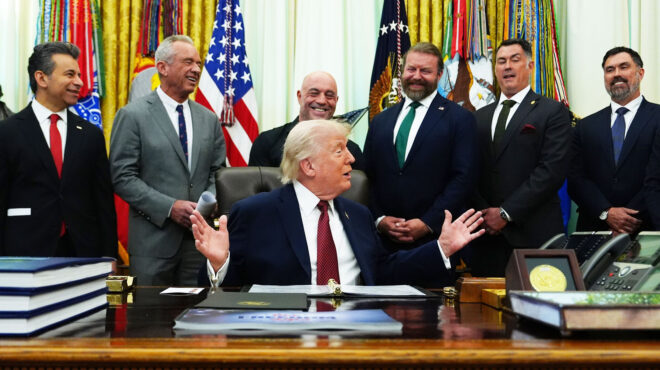 τραμπ-τρέχουν-να-μαζέψουν-τα-σπασμέν-564187186