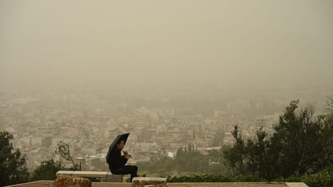 αφρικανική-σκόνη-θολή-ατμόσφαιρα-και-564178303