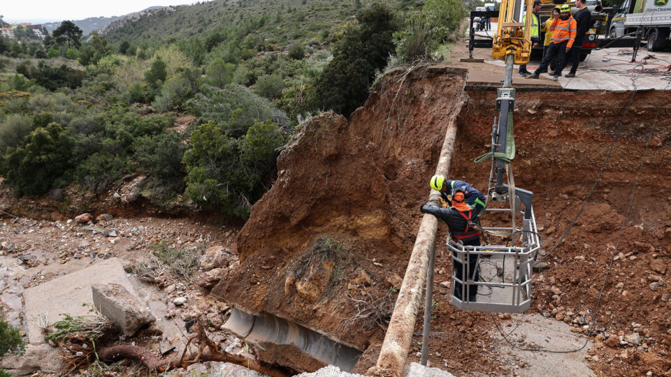 Καλλιτεχνούπολη: Τα ορμητικά νερά έκοψαν τον δρόμο στη μέση δημιουργώντας χαράδρα (εικόνες)-3