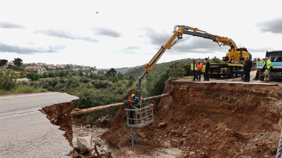 Καλλιτεχνούπολη: Τα ορμητικά νερά έκοψαν τον δρόμο στη μέση δημιουργώντας χαράδρα (εικόνες)-1