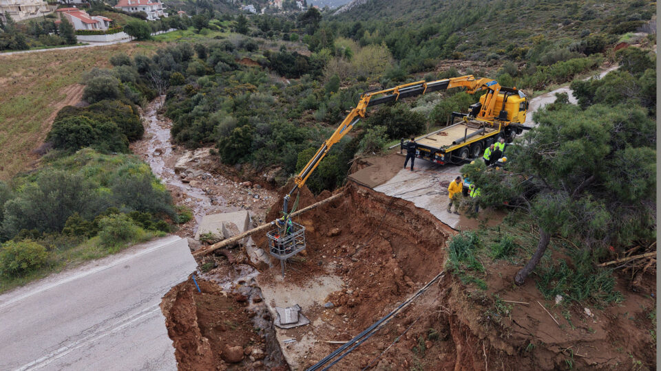 Καλλιτεχνούπολη: Τα ορμητικά νερά έκοψαν τον δρόμο στη μέση δημιουργώντας χαράδρα (εικόνες)-2