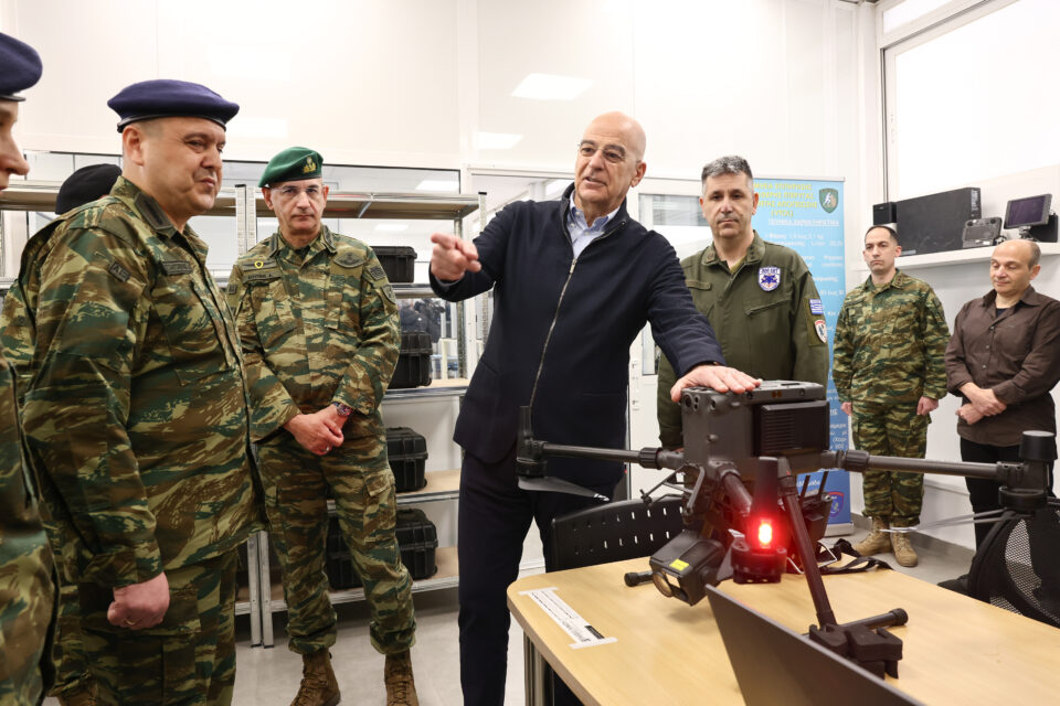 Στο 306 Εργοστάσιο Βάσης Τηλεπικοινωνιών ο Νίκος Δένδιας – «Μεγάλη πρόοδος στην ανάπτυξη σταθμών παραγωγής drones»-4