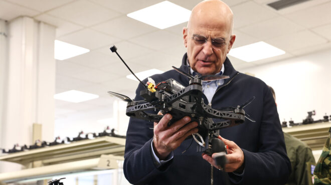 εντός-και-εκτός-μετάβαση-των-ενόπλων-564168229