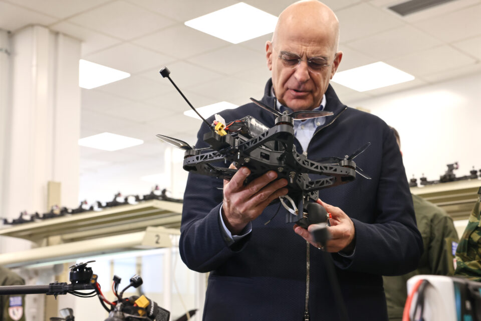 Στο 306 Εργοστάσιο Βάσης Τηλεπικοινωνιών ο Νίκος Δένδιας – «Μεγάλη πρόοδος στην ανάπτυξη σταθμών παραγωγής drones»-2