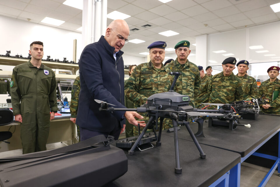 Στο 306 Εργοστάσιο Βάσης Τηλεπικοινωνιών ο Νίκος Δένδιας – «Μεγάλη πρόοδος στην ανάπτυξη σταθμών παραγωγής drones»-1