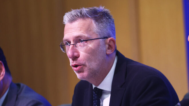 θεωρείο-στήριξη-στον-σκέρτσο-564197878