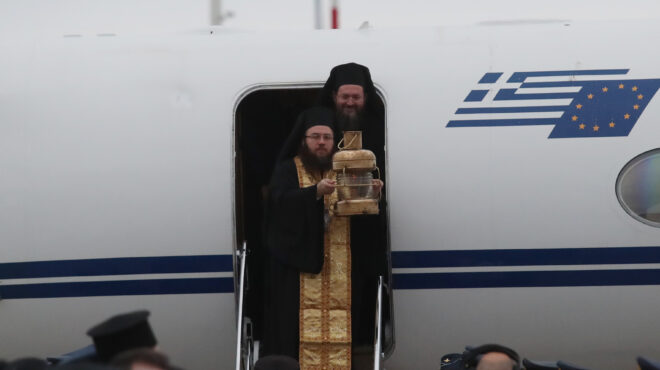 στην-αθήνα-το-αγιο-φως-με-τιμές-αρχηγ-564172381