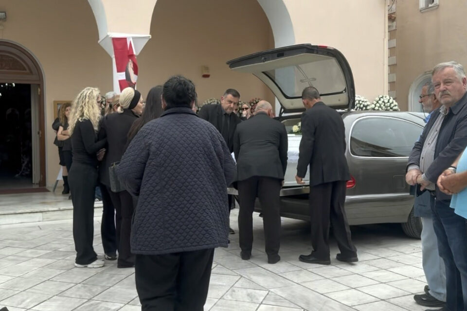 Αργοστόλι: Σε βαρύ κλίμα πένθους η κηδεία της 19χρονης Μυρτώς-1