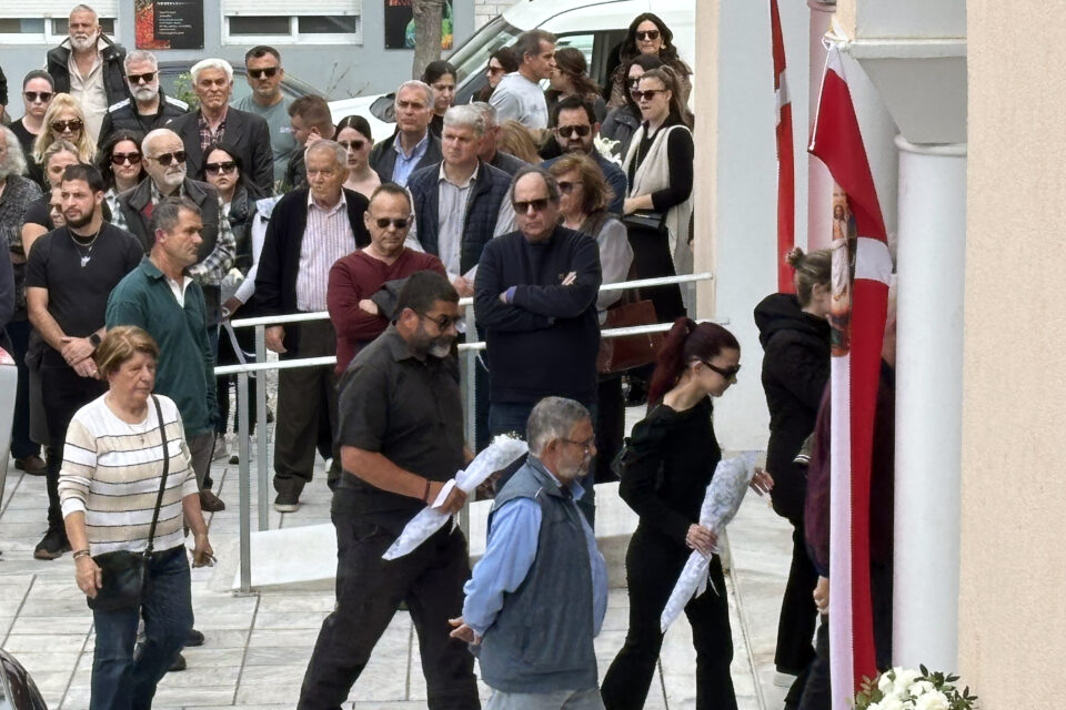 Αργοστόλι: Σε βαρύ κλίμα πένθους η κηδεία της 19χρονης Μυρτώς-2