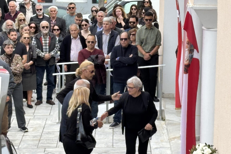 Αργοστόλι: Σε βαρύ κλίμα πένθους η κηδεία της 19χρονης Μυρτώς-4