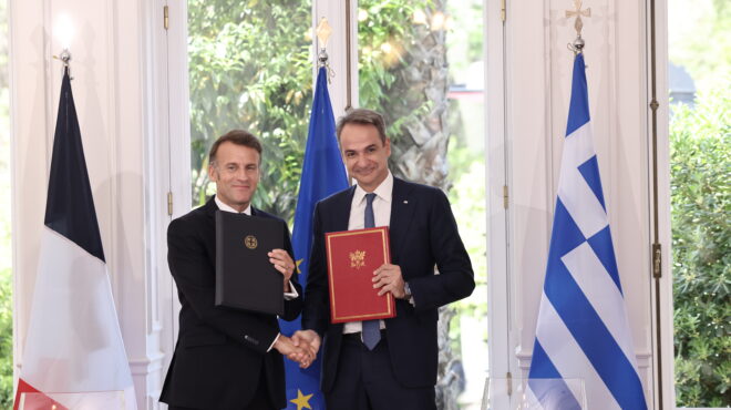 στο-μαξίμου-μητσοτάκης-μακρόν-οι-9-συμφ-564194767