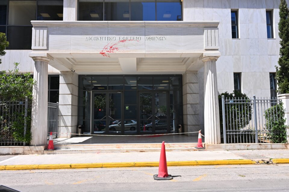 Επίθεση αγνώστων στο Διοικητικό Εφετείο Αθηνών – Υλικές ζημιές στην είσοδο-1