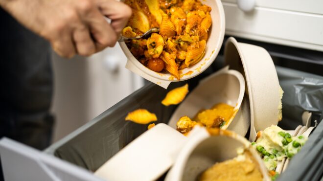 οι-κάδοι-ξεχειλίζουν-τρόφιμα-με-φόντο-564201349