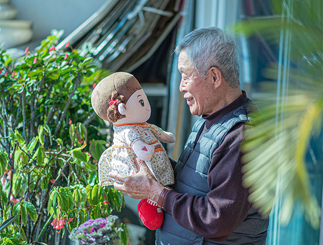 Ν. Κορέα: κούκλες AI κρατούν συντροφιά σε ηλικιωμένους-1