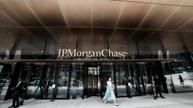 μαζικές-απολύσεις-από-τράπεζες-των-ηπ-564189121