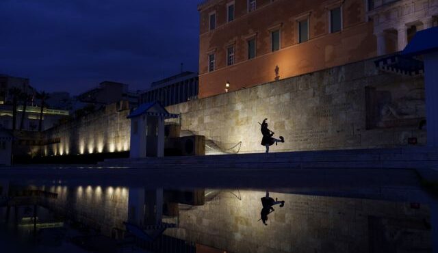 κρίσεις-και-συνταγματικά-πυροτεχνήμ-564170116