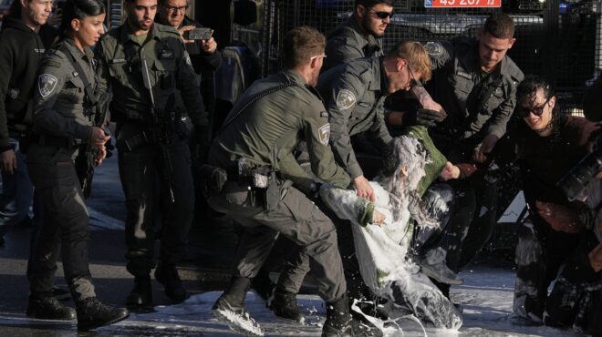 ποιος-φοράει-τη-θηλιά-564160219