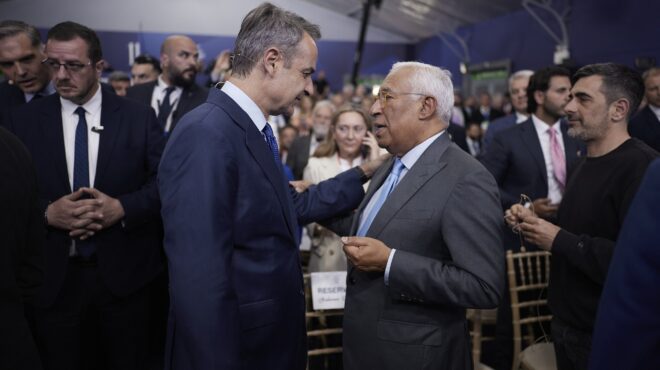 αναζητώντας-χρησμό-για-το-αύριο-στο-564195106