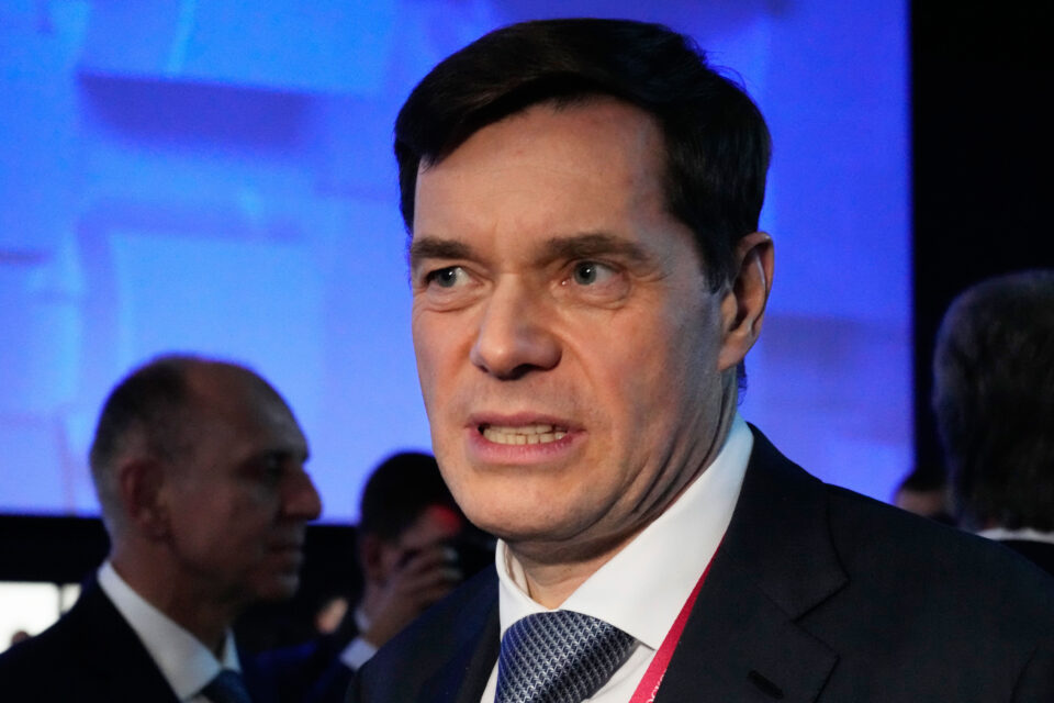 Γιατί ΗΠΑ και Ιράν άνοιξαν τα Στενά του Ορμούζ για τη θαλαμηγό Ρώσου μεγιστάνα-1