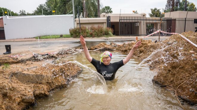 εκανε-snorkeling-σε-τεράστια-λακκούβα-για-να-σ-564154165
