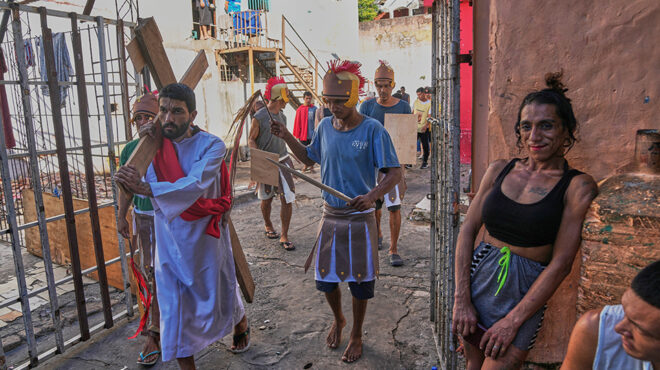 τα-θεία-πάθη-στην-φυλακή-564155179