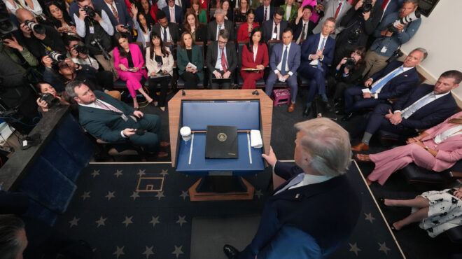 ο-τραμπ-βυθίζεται-στην-άμμο-της-μέσης-α-564189814