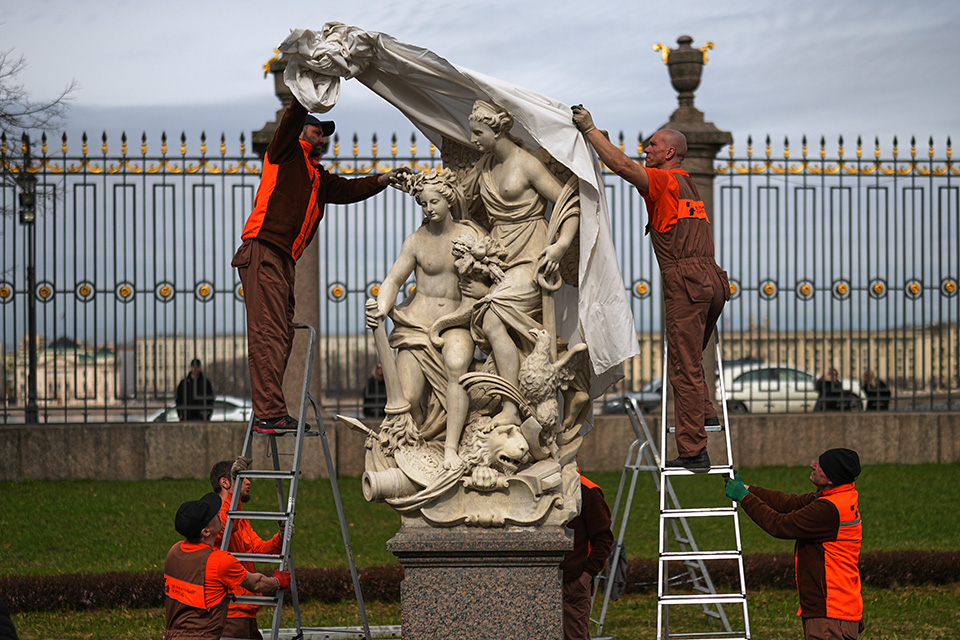 Οι άγνωστοι φωτογράφοι του φεγγαριού-1