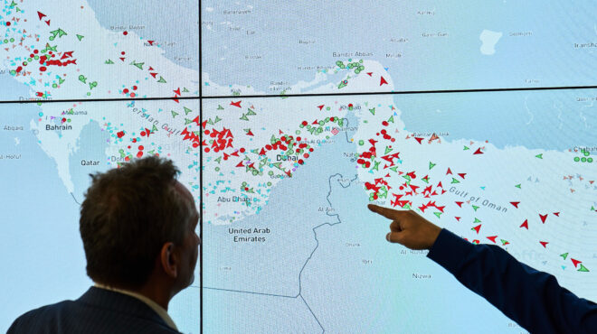 ο-κλεφτοπόλεμος-στα-στενά-του-ορμούζ-564180052