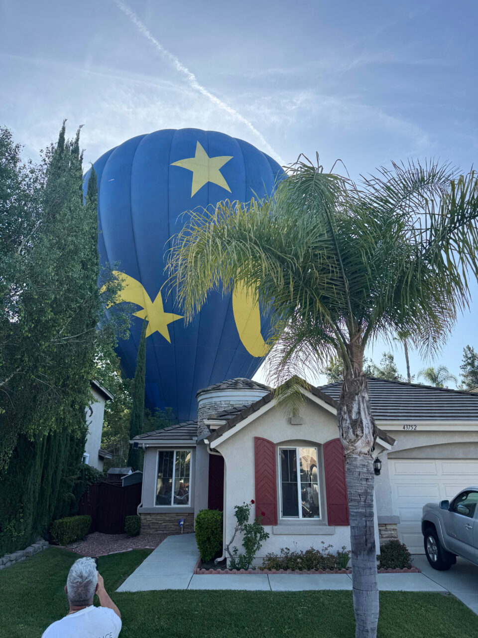 Αναγκαστική προσγείωση αερόστατου σε αυλή σπιτιού – «Δεν το καταλάβαμε, ήταν σαν ταινία της Ντίσνεϊ»-2