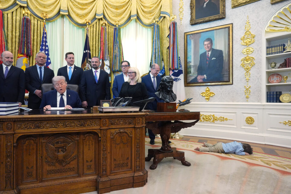 ΗΠΑ: Δίχρονο έκλεψε τις εντυπώσεις στο Οβάλ Γραφείο (βίντεο)-3