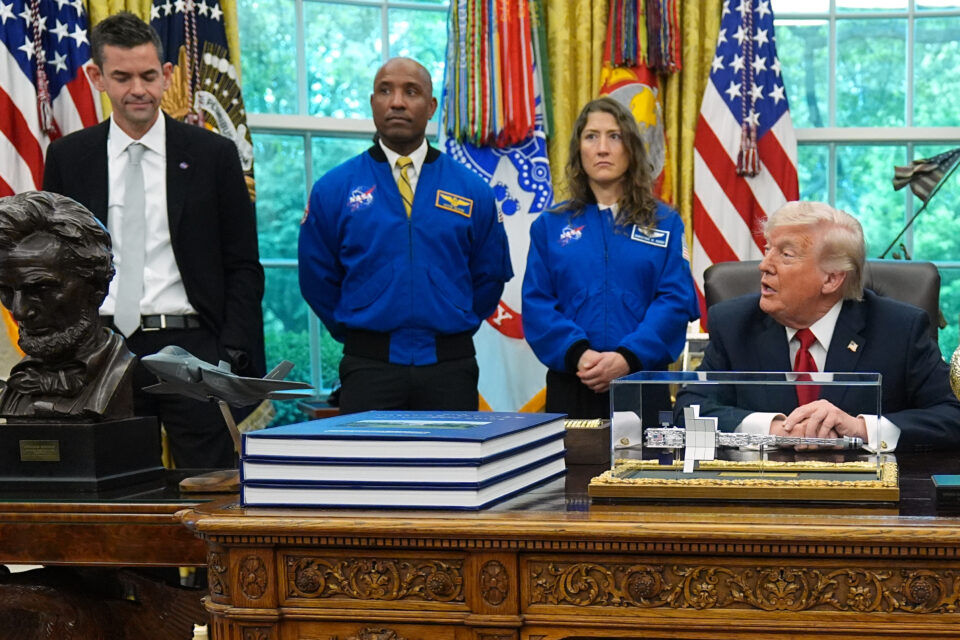 To άκομψο σχόλιο Τραμπ για τα «όμορφα» αυτιά του διευθυντή της NASA – «Εχει σούπερ ακοή»-1