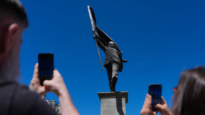 αγαλμα-του-banksy-εμφανίστηκε-στο-κεντρικό-564203032