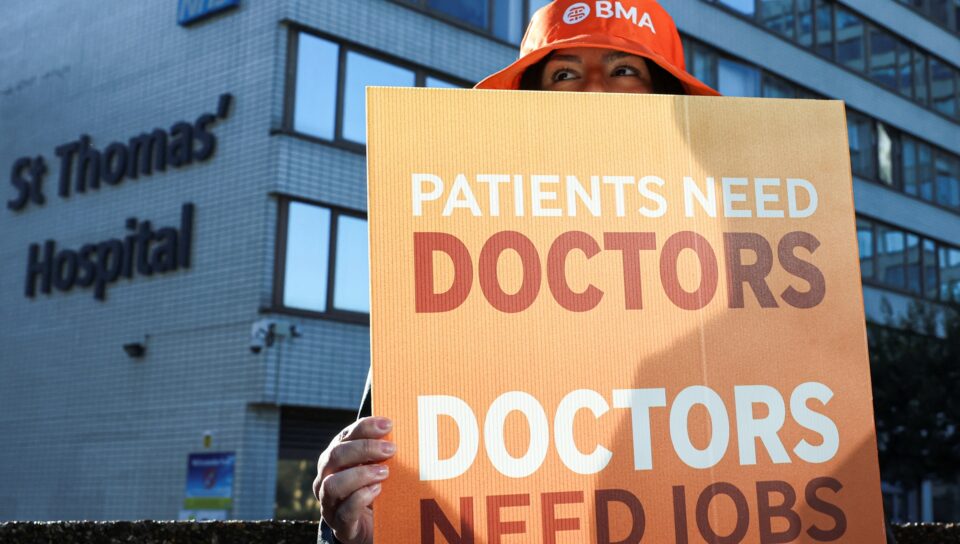 Βρετανία: Απεργία διαρκείας έξι ημερών των γιατρών-1