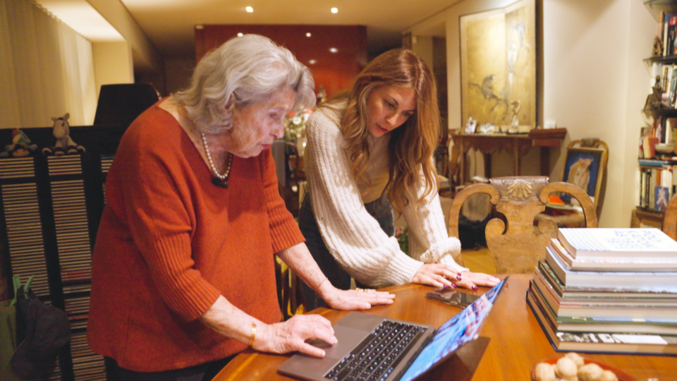 Ξεφυλλίζοντας μνήμες που μυρίζουν μελάνι και καφέ-3