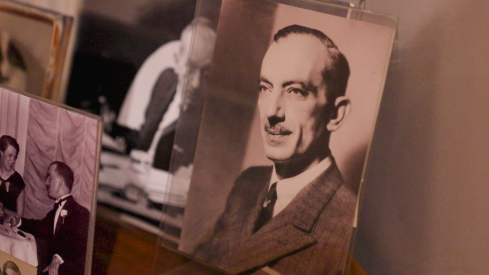 Ξεφυλλίζοντας μνήμες που μυρίζουν μελάνι και καφέ-2