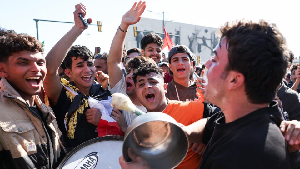 Ιράκ: Ξέσπασμα χαράς στους δρόμους εν μέσω πολέμου, για την πρόκριση στο Μουντιάλ [εικόνες]-2