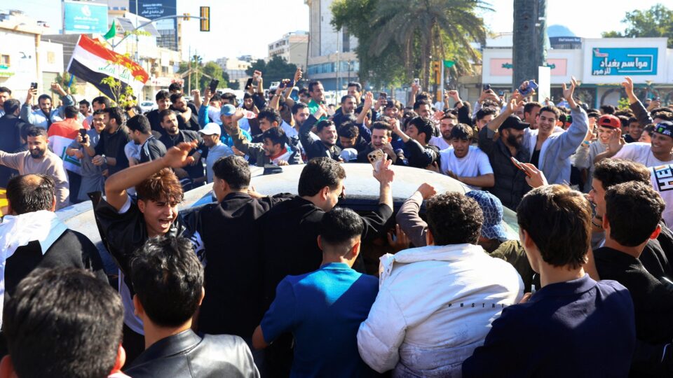 Ιράκ: Ξέσπασμα χαράς στους δρόμους εν μέσω πολέμου, για την πρόκριση στο Μουντιάλ [εικόνες]-1