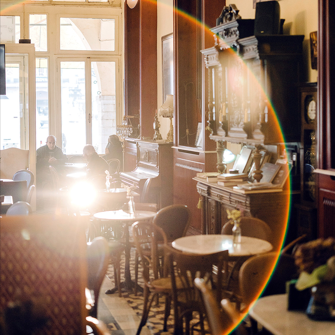 ενα-πρωί-στο-μεγάλο-καφενείο-της-τρίπο-564192145