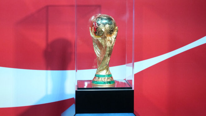 οι-τουρίστες-γυρίζουν-την-πλάτη-στο-μο-564177919