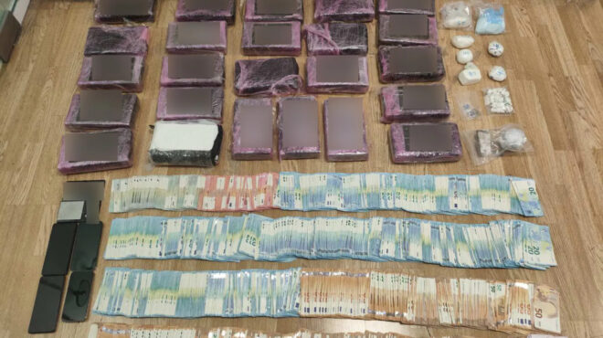 πειραιάς-καφετέρια-βιτρίνα-για-δια-564181060