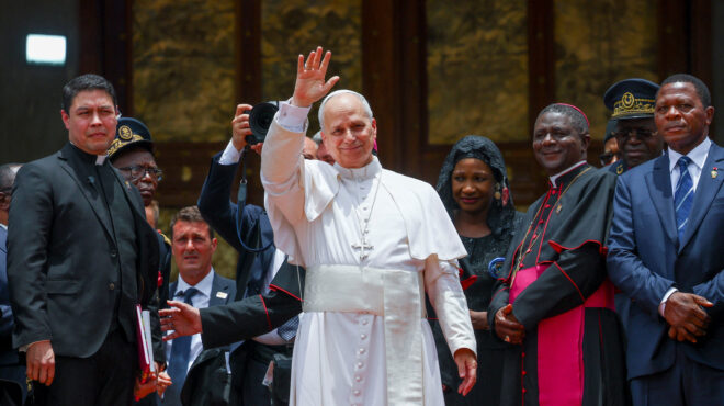 πάπας-λέων-ο-κόσμος-ρημάζεται-από-μία-χ-564177733