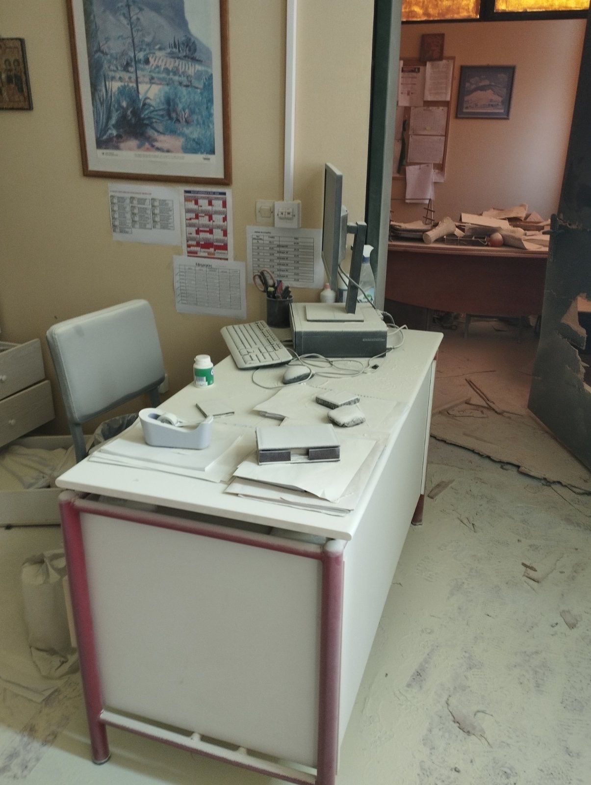 Γλυφάδα: Βανδάλισαν το 5ο Γυμνάσιο – Λύκειο, έκλεψαν υπολογιστές και χρήματα (εικόνες)-3